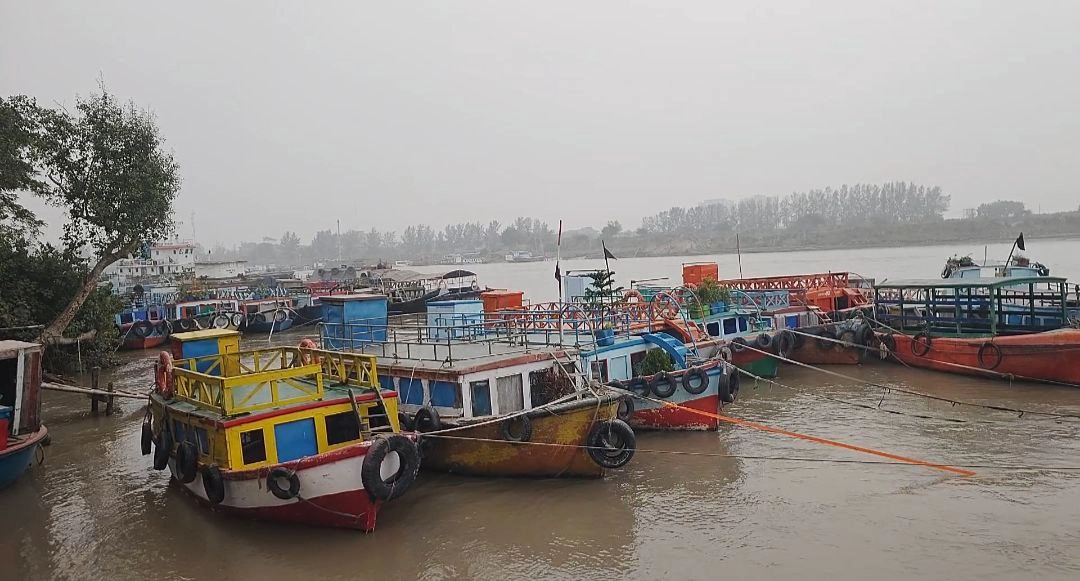 সুন্দরবনে পর্যটনবাহী নৌযান চলাচল বন্ধ, ফিরে যাচ্ছে দেশী-বিদেশি পর্যটক