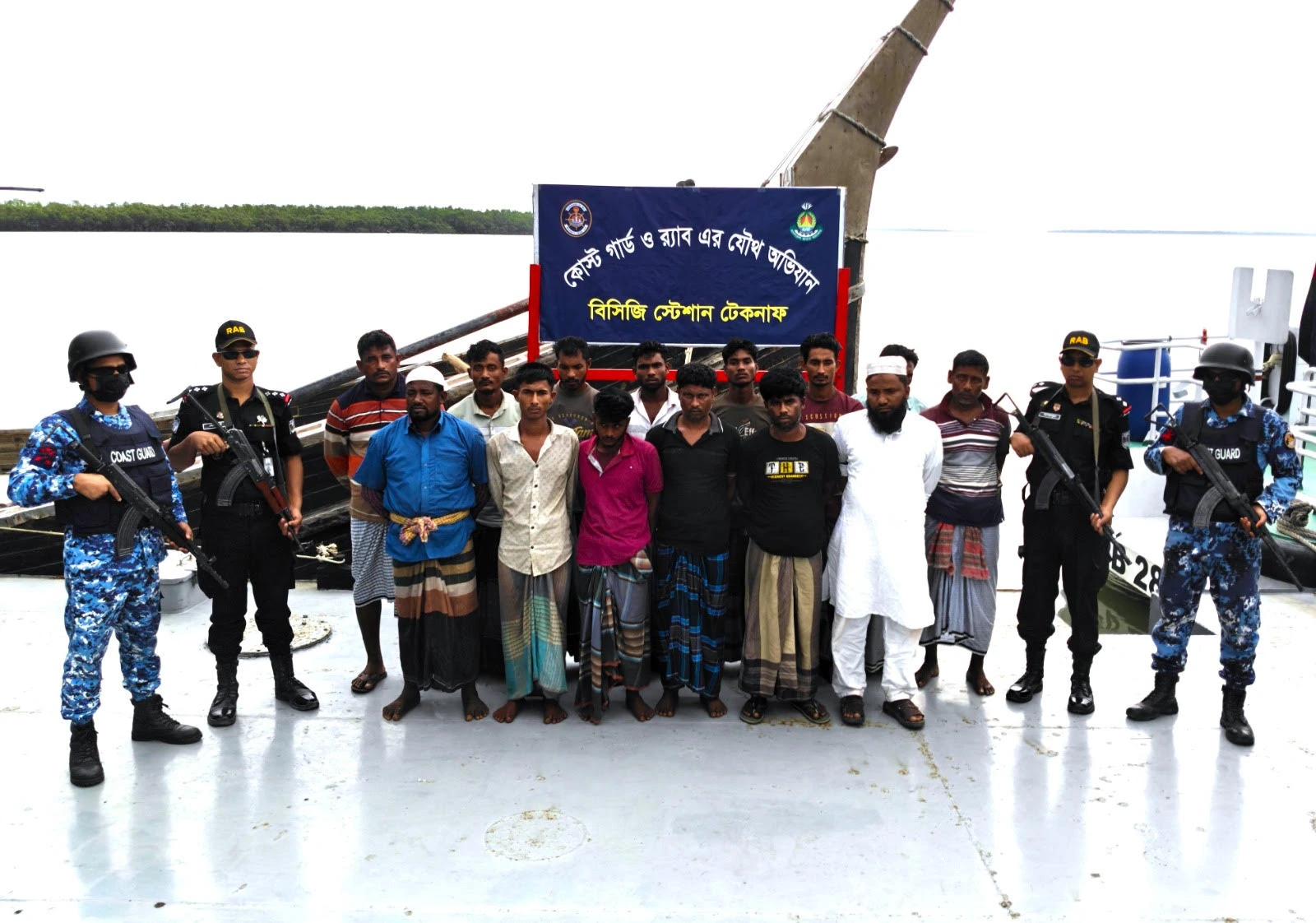 মিয়ানমারে সিমেন্ট পাচারের চেষ্টায় আটক ১৪