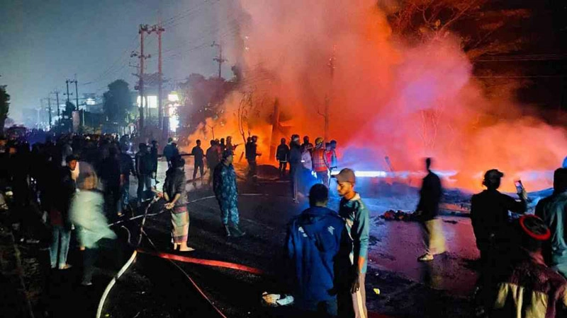 সীতাকুণ্ডে পুরাতন জাহাজের মালামালের মার্কেটে ভয়াবহ আগুন