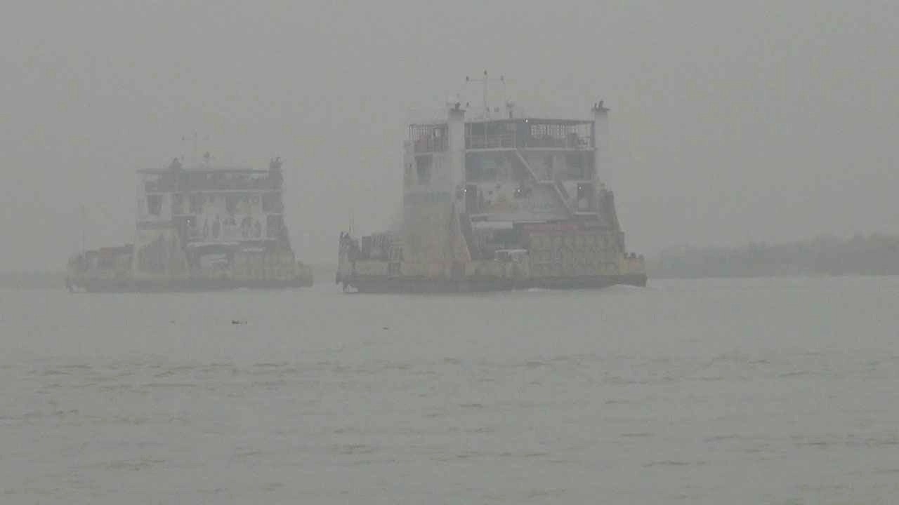 ঘন কুয়াশায় দুই নৌরুটে ফেরি চলাচল বন্ধ