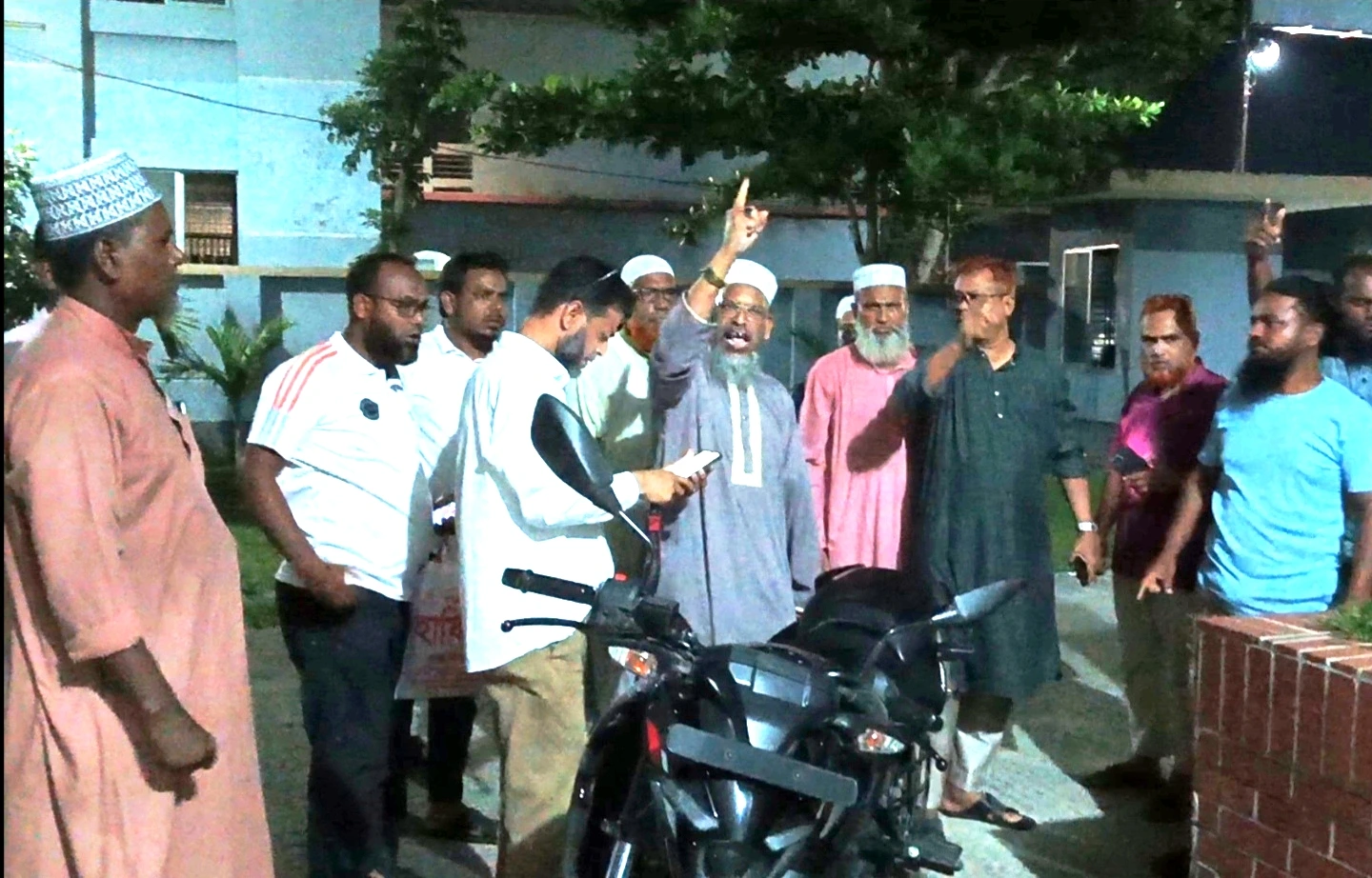 আ. লীগের হামলায় জামায়াত নেতা আহত, থানায় গিয়ে এমপির বিক্ষোভ