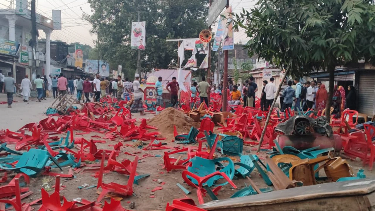 বিএনপির দুই পক্ষের সংঘর্ষে আহত ২০ মনোনয়ন নিয়ে বিরোধ, মঞ্চ ও দোকানে ভাঙচুর