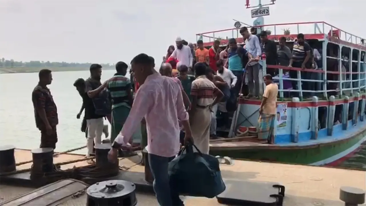 জাহাজের সাথে লঞ্চের সংঘর্ষ, প্রাণে বাঁচল ২ শতাধিক যাত্রী