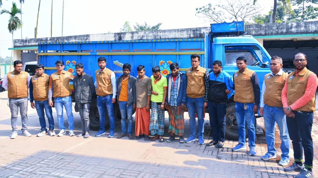 নওগাঁয় ধানবোঝাই ট্রাক ডাকাতি, আটক ৬