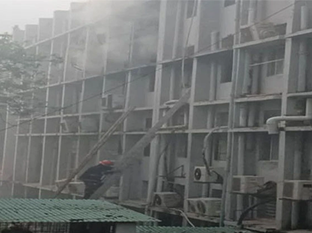 খুলনা মেডিক্যালে আগুন: সরিয়ে নেওয়ার সময় রোগীর মৃত্যু