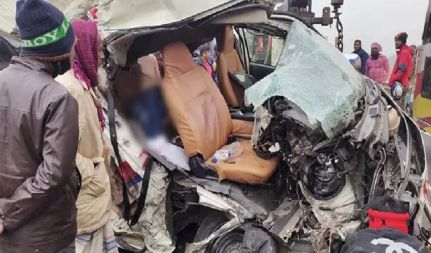 খুলনায় অ্যাম্বুলেন্সের ধাক্কায় নিহত ২