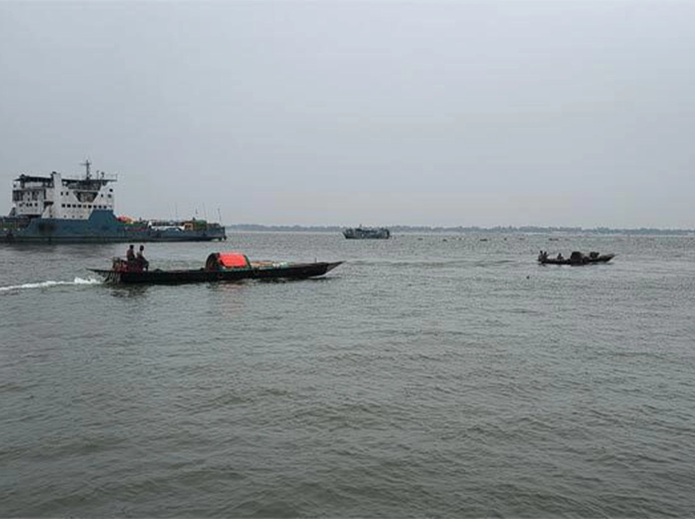 দৌলতদিয়া-পাটুরিয়া নৌরুটে ফেরি চলাচল শুরু