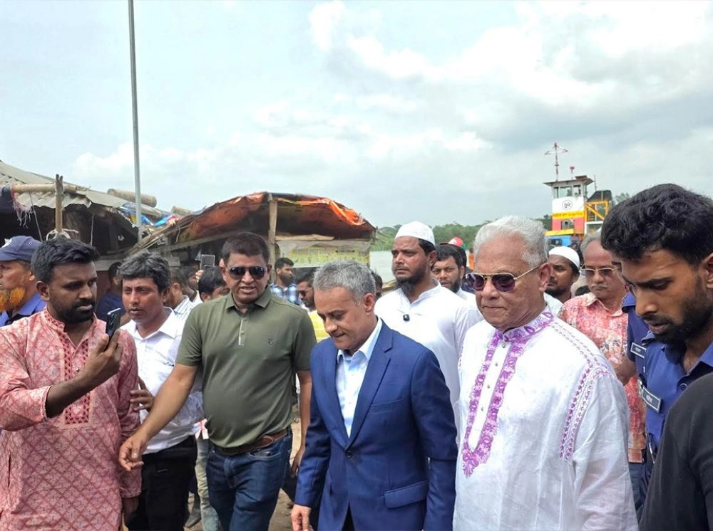‘স্বপ্নের সেতু’ নির্মাণ সম্ভাব্যতা যাচাইয়ে গিয়ে অবরুদ্ধ সেতুমন্ত্রী