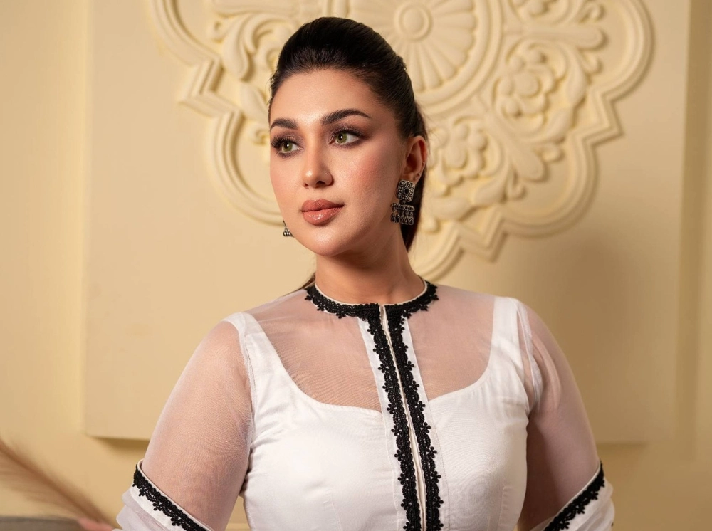সাদা পোশাকে মুগ্ধতা ছড়ালেন অপু বিশ্বাস