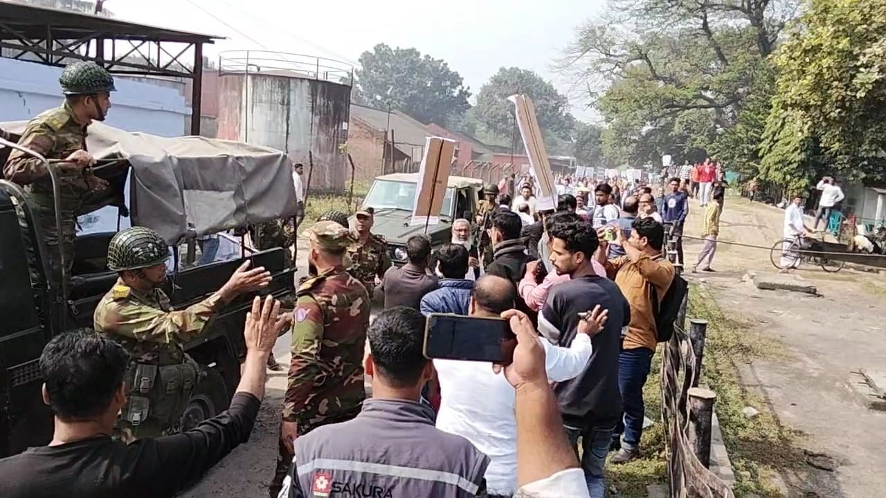 দর্শনা কেরু চিনিকলে শ্রমিক - কর্মচারী ইউনিয়নের নির্বাচনের দাবীতে শ্রমিক বিক্ষোভ
