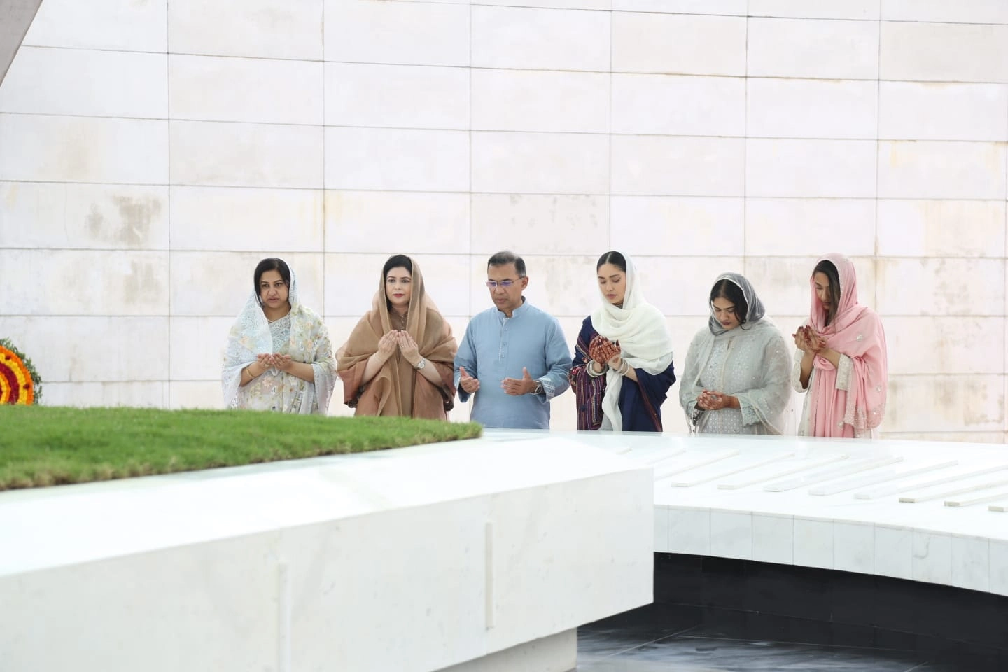 মা-বাবার কবর জিয়ারত করলেন প্রধানমন্ত্রী