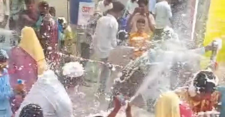 বিয়েবাড়ির গেটে পার্টি স্প্রে দেওয়া নিয়ে