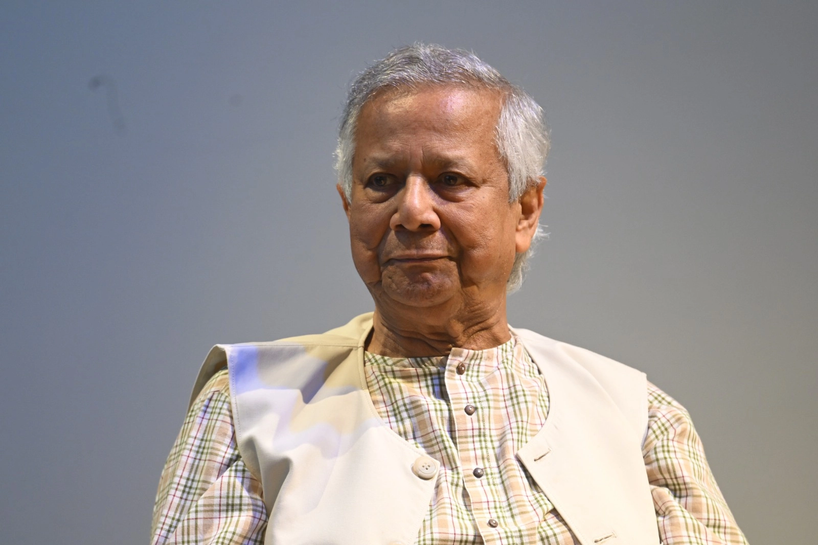 ড. ইউনূসের দেশত্যাগে নিষেধাজ্ঞা চেয়ে আইনি নোটিশ