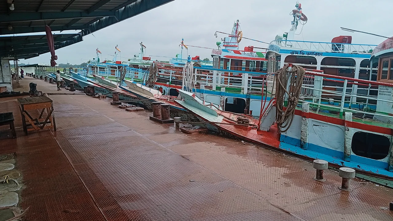 দৌলতদিয়া-পাটুরিয়া রুটে নৌযান চলাচল বন্ধ