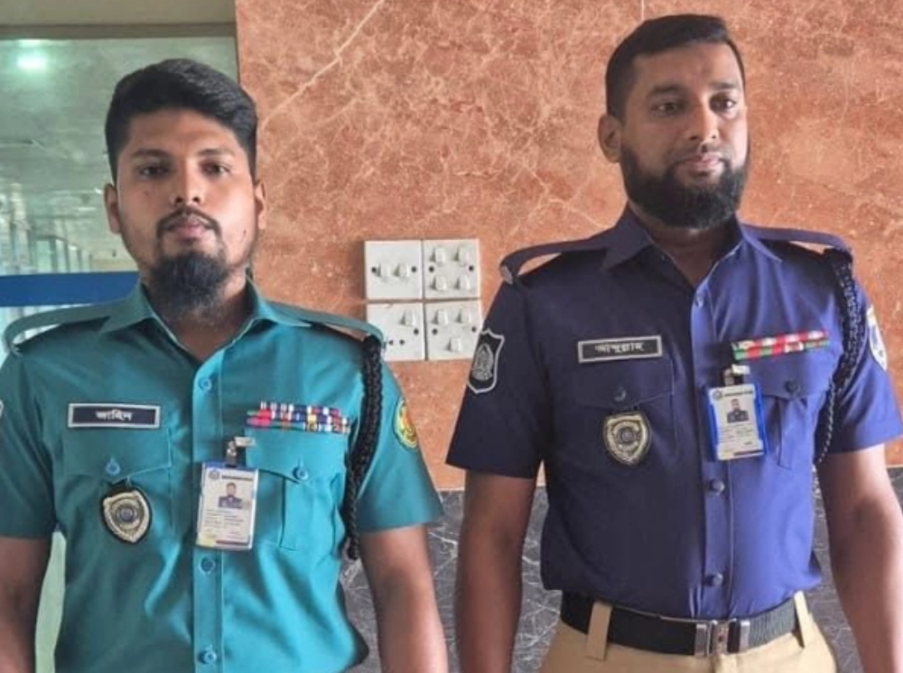 গাঢ় নীল ও জলপাই রঙে ফিরল পুলিশের পোশাক