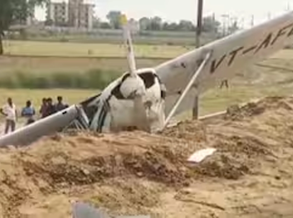 ভারতে বৈদ্যুতিক তারে আটকে বিমান বিধ্বস্ত