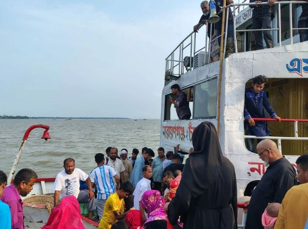 মেঘনায় লঞ্চবিকল, ৯৯৯ এ ফোনকলে ৮০ জন যাত্রী উদ্ধার