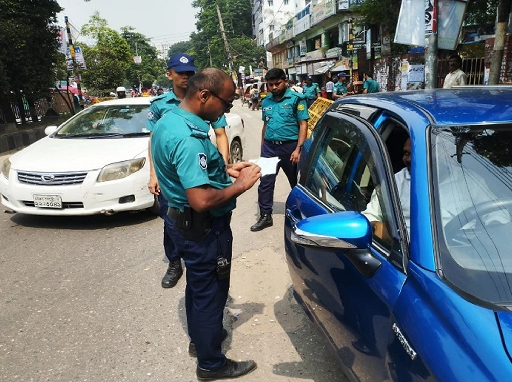 রাজধানীতে ট্রাফিক আইন লঙ্ঘনে একদিনে ২৩২৩টি মামলা