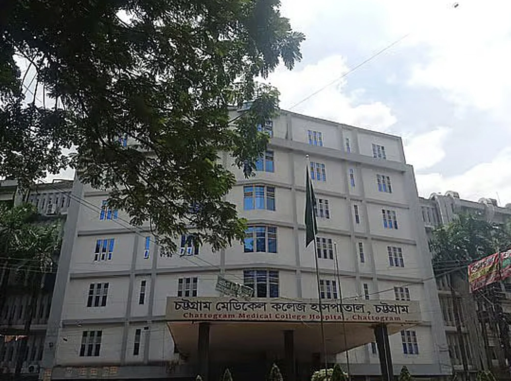 মোটরসাইকেলে ছিলেন স্বামী-স্ত্রী, প্রাণ গেল কাভার্ড ভ্যানের ধাক্কায়