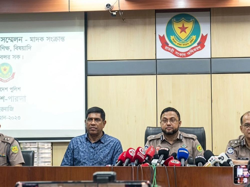 প্রধানমন্ত্রীর কার্যালয়ের রেড টেলিফোনের তার চুরির ঘটনায় গ্রেফতার ২