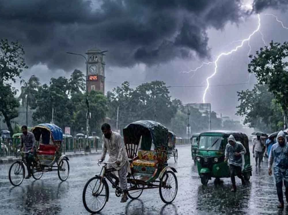 দুপুরের মধ্যে ঢাকায় বজ্রসহ বৃষ্টি হতে পারে