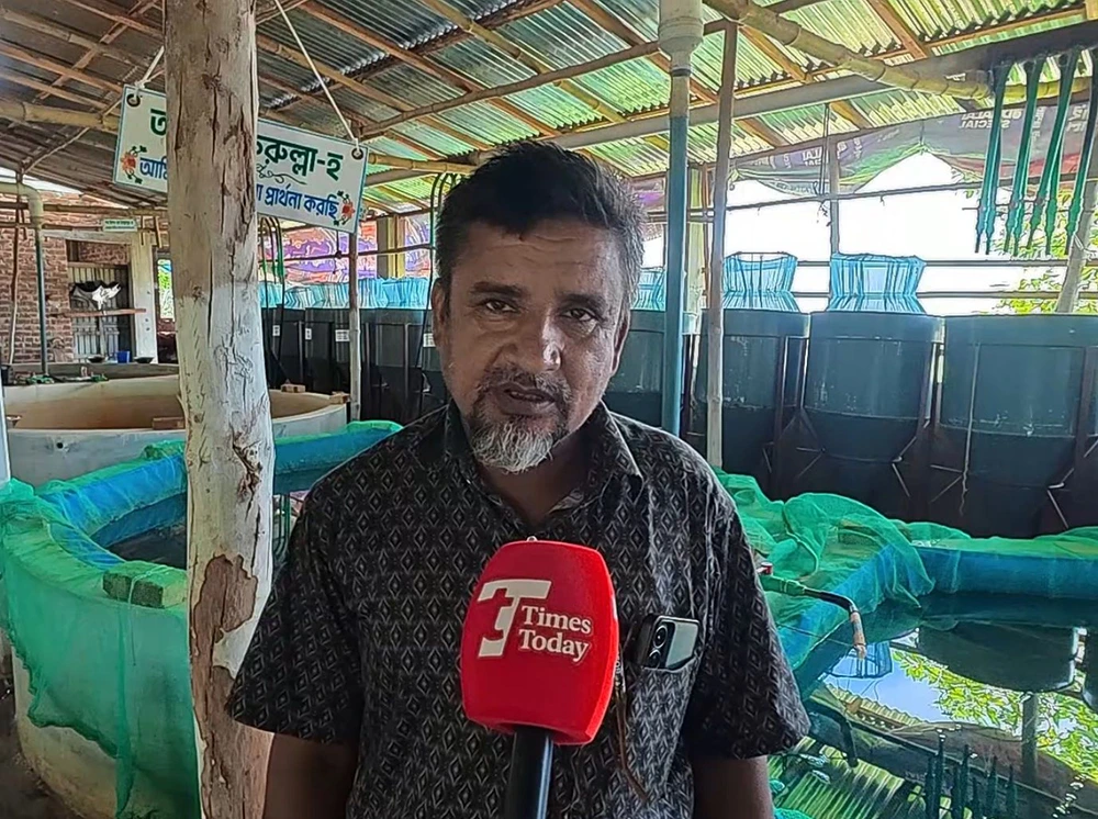 রেনু ও পোনা বিক্রি করে মাসে প্রায় ৮ লাখ টাকার ব্যবসা