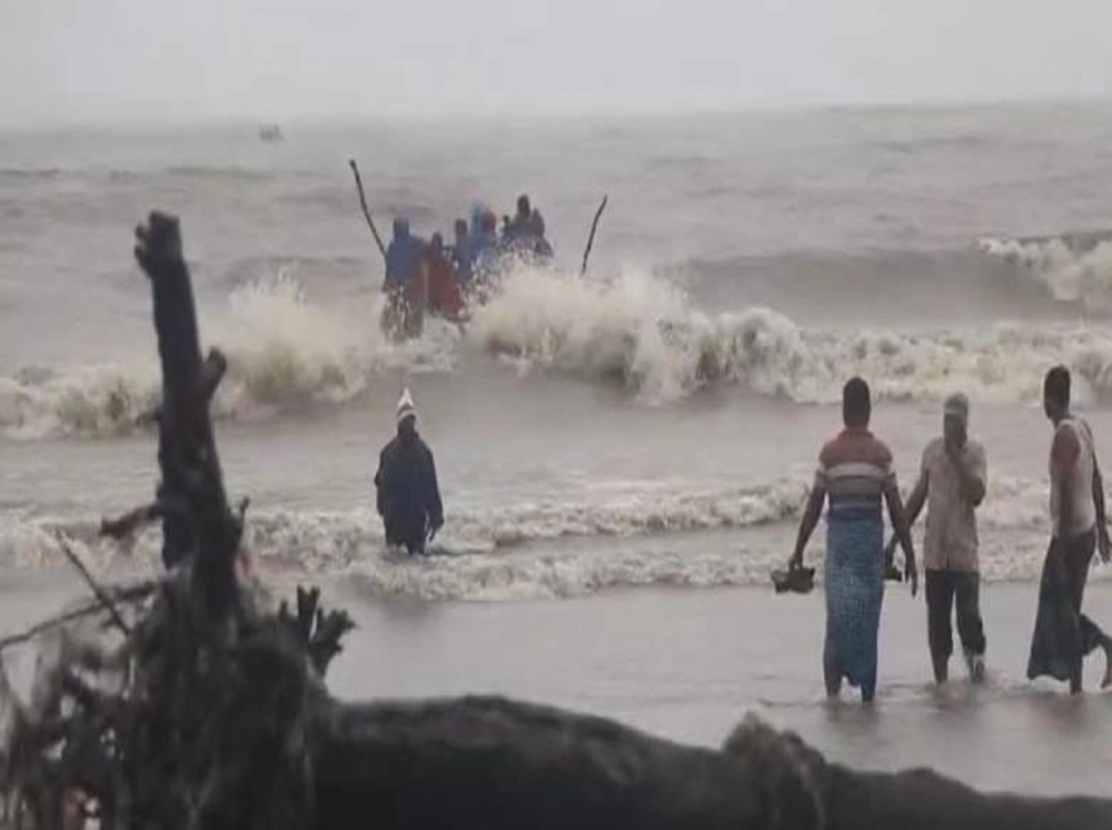 উত্তাল সাগরে ৩ ট্রলারডুবি, নিখোঁজ ১৩ জেলে