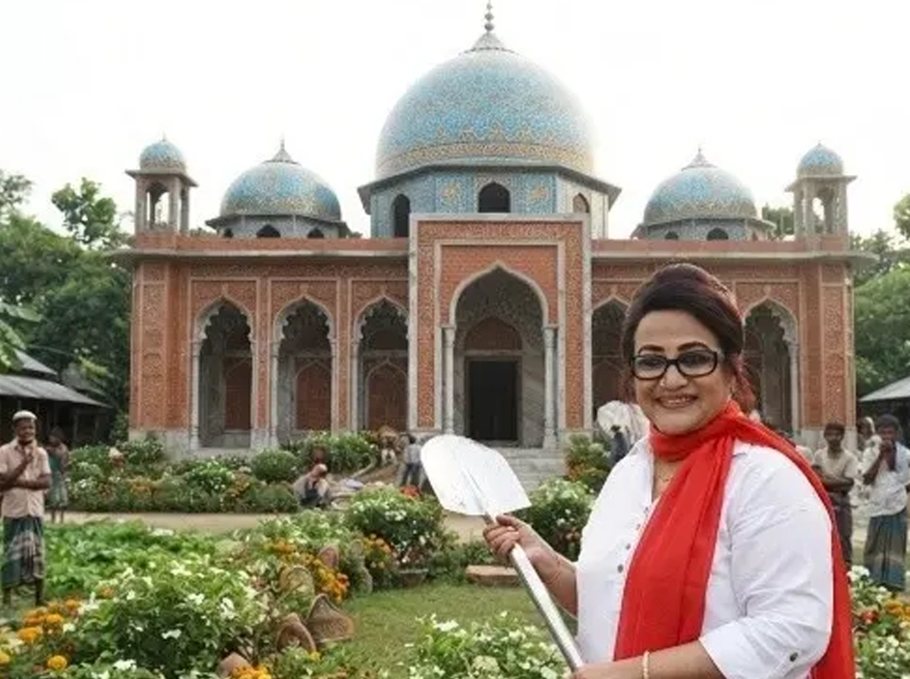 নায়িকা রোজিনার পর এবার পৈতৃক ভিটায় মসজিদ নির্মাণ করছেন ববিতা