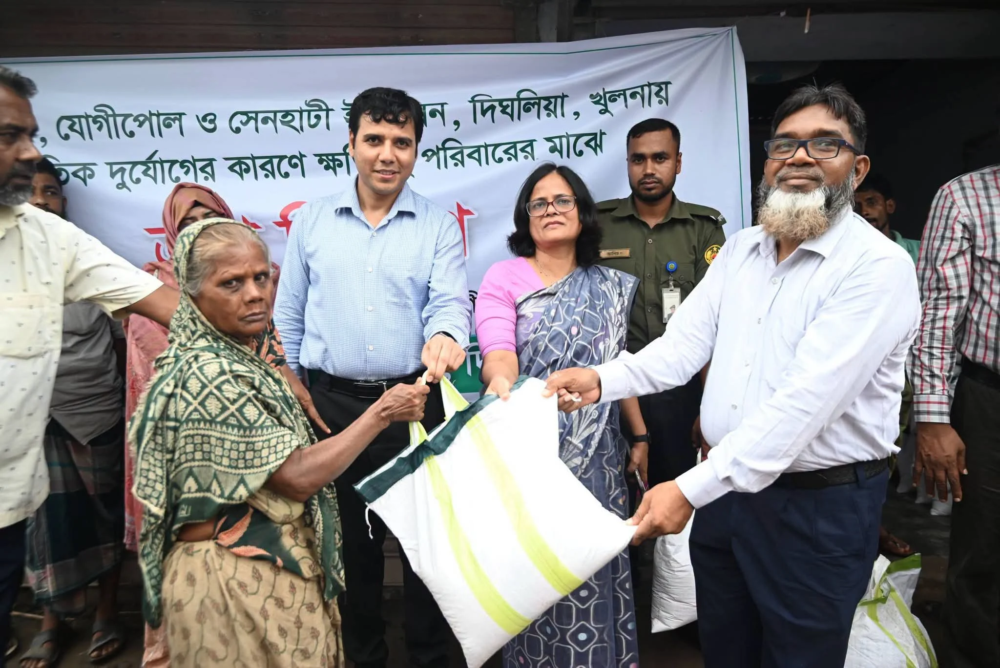 অতিবৃষ্টিতে দিঘলিয়ায় জলাবদ্ধতা, ক্ষতিগ্রস্ত ১৫০ পরিবারের পাশে প্রশাসন