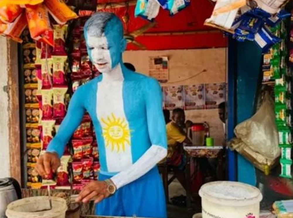 আর্জেন্টিনার প্রেমে হাবুডুবু, পুরো শরীরে পতাকা আঁকলেন চা বিক্রেতা