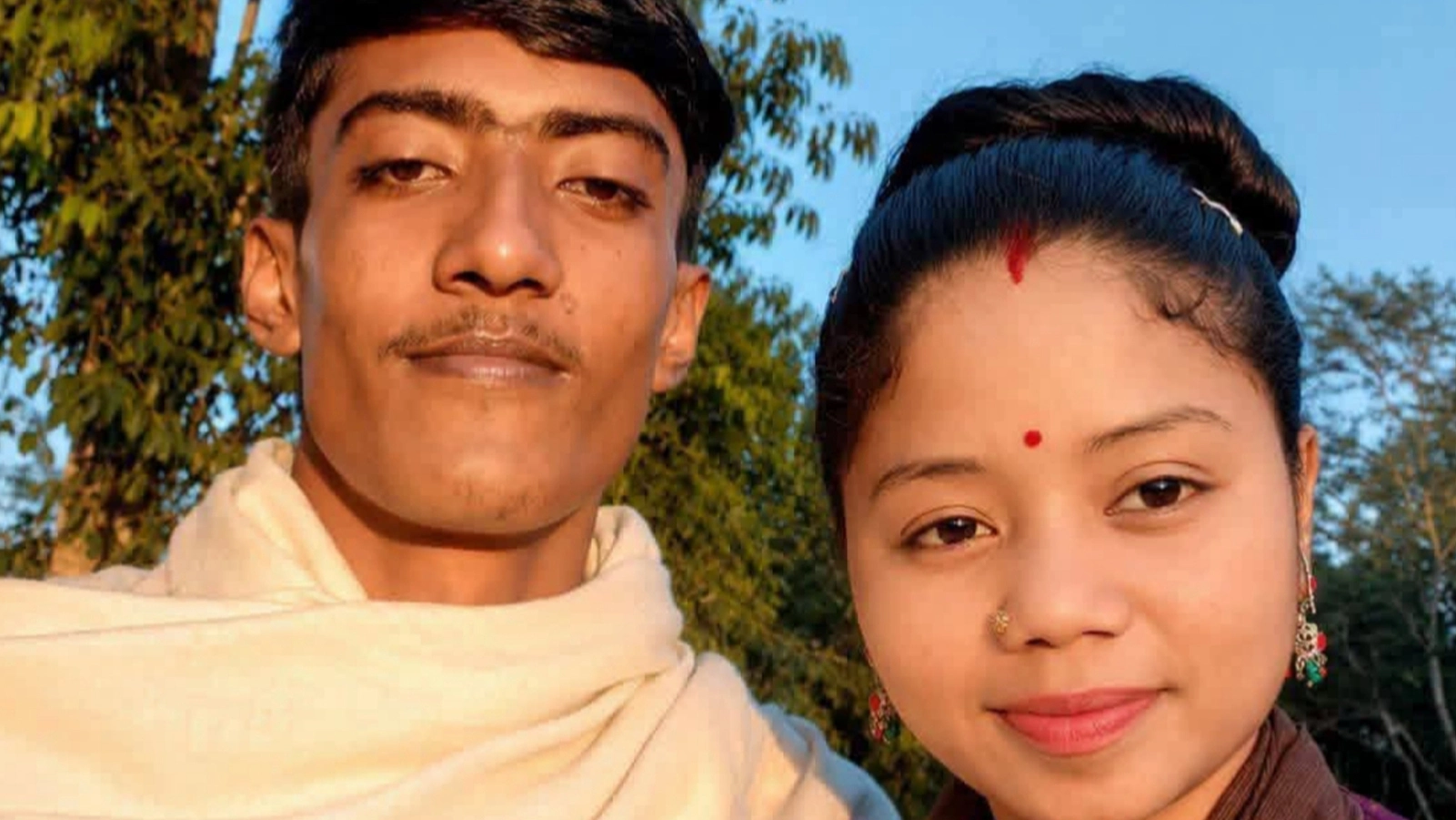 বাজিতে হেরে সন্তান রেখে যুবকের সাথে পালিয়েছে গৃহবধূ