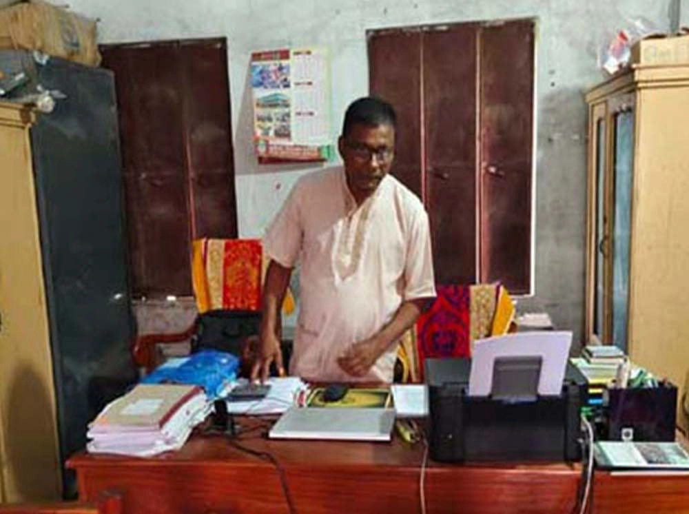 সিসিটিভি বন্ধ করে স্কুলের রড ও দরজা চুরি: প্রধান শিক্ষককে শোকজ