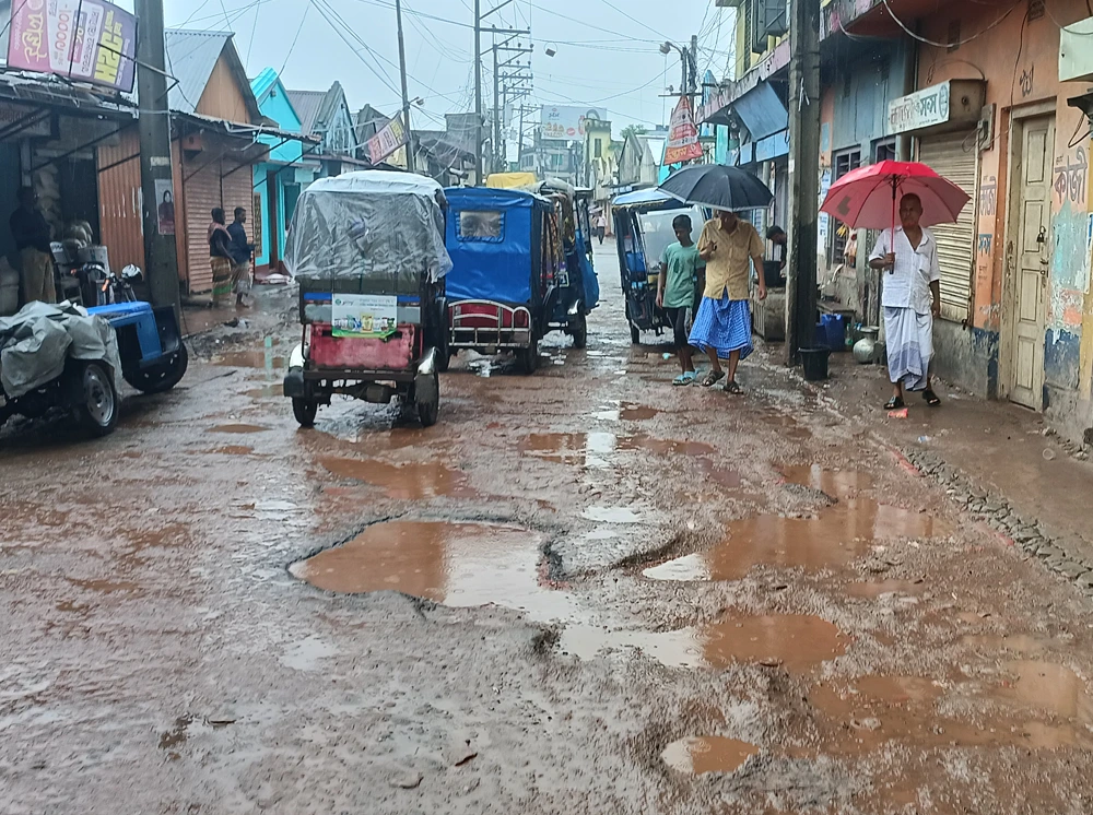 মুন্সীগঞ্জে দয়ালবাজারের রাস্তার বেহাল দশায় জনদুর্ভোগ চরমে