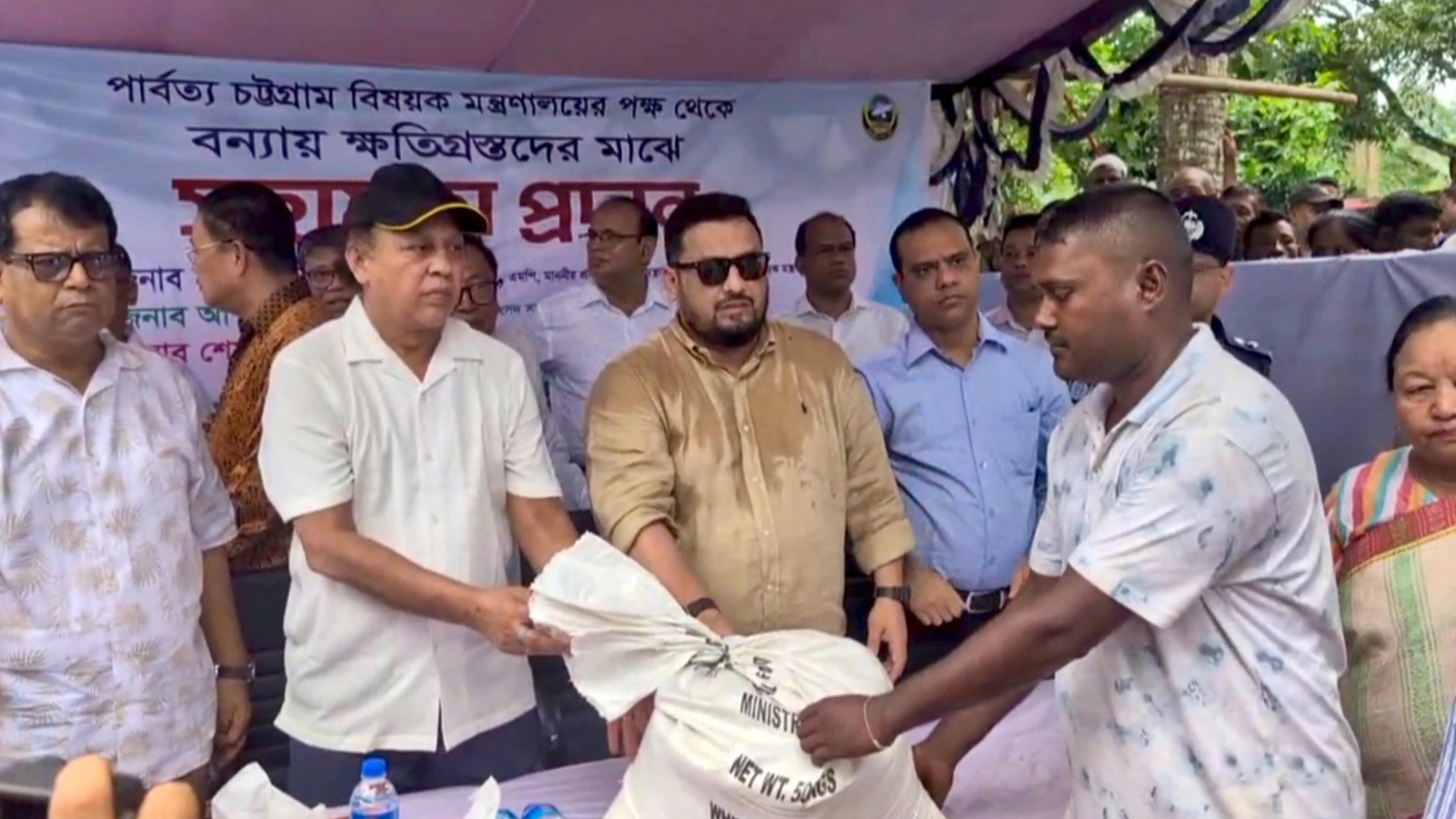 বন্যায় ক্ষতিগ্রস্থদের পাশে ভুমি ও পার্বত্য প্রতিমন্ত্রী মীর হেলাল