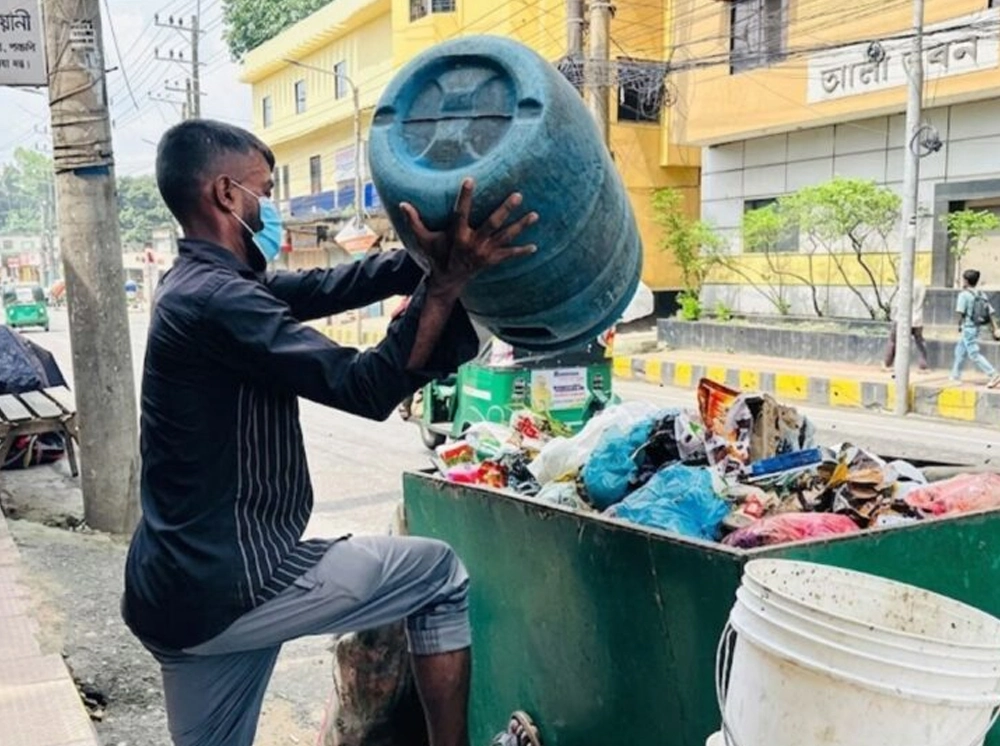 রাজধানীতে ময়লার ভ্যানে নেওয়ার ফি আদায় বন্ধে নির্দেশনা চেয়ে রিট