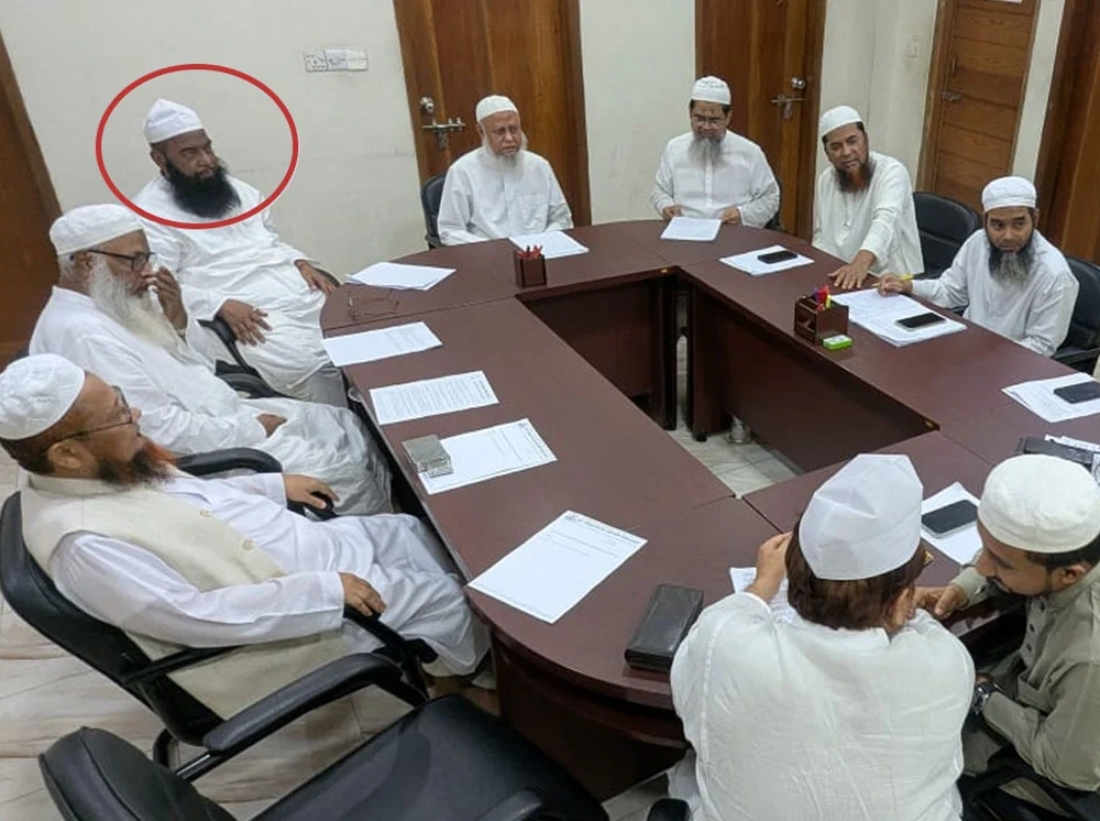 শিক্ষাবোর্ডের সভায় হাসিনাকে ‘কওমি জননী’ উপাধি দেওয়া মুফতি রুহুল আমিন
