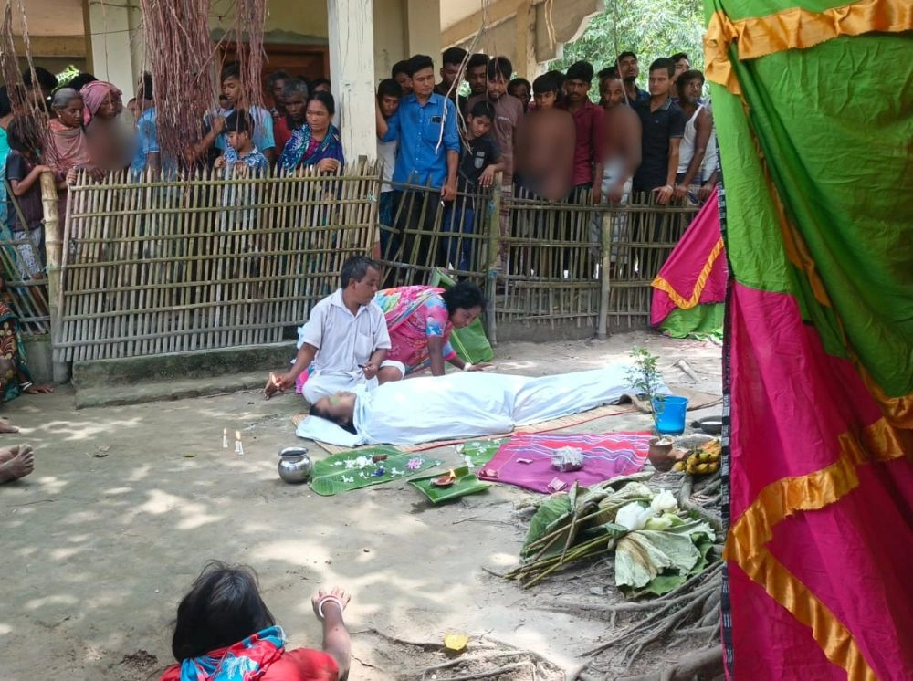 সাপের কামড়ে নিহত যুবককে জীবিত করতে চলছে ঝাড়ফুঁক
