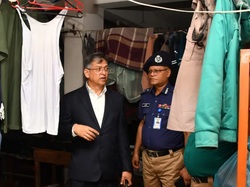 তেজগাঁও থানায় আকস্মিক পরিদর্শনে স্বরাষ্ট্রমন্ত্রী