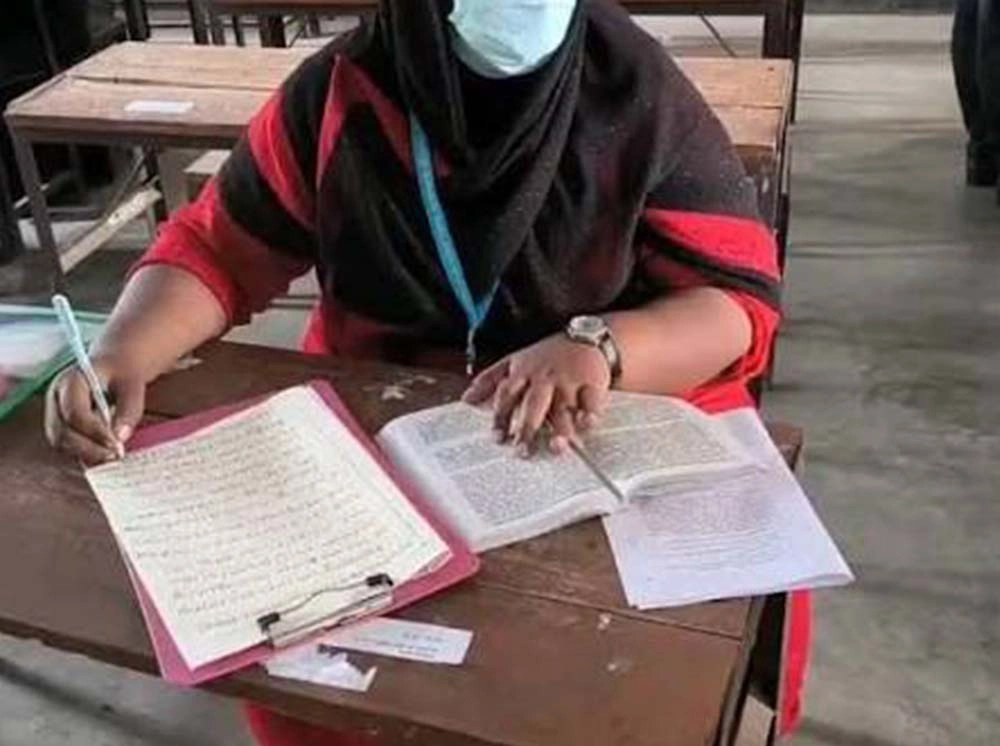 বই খুলে পরীক্ষা, ভিডিও করতে গেলে সাংবাদিকদের মারধর