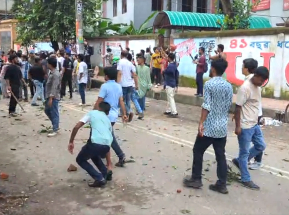 ঢাকা আলিয়া মাদ্রাসায় শিবির ও ছাত্রদলের দফায় দফায় সংঘর্ষ