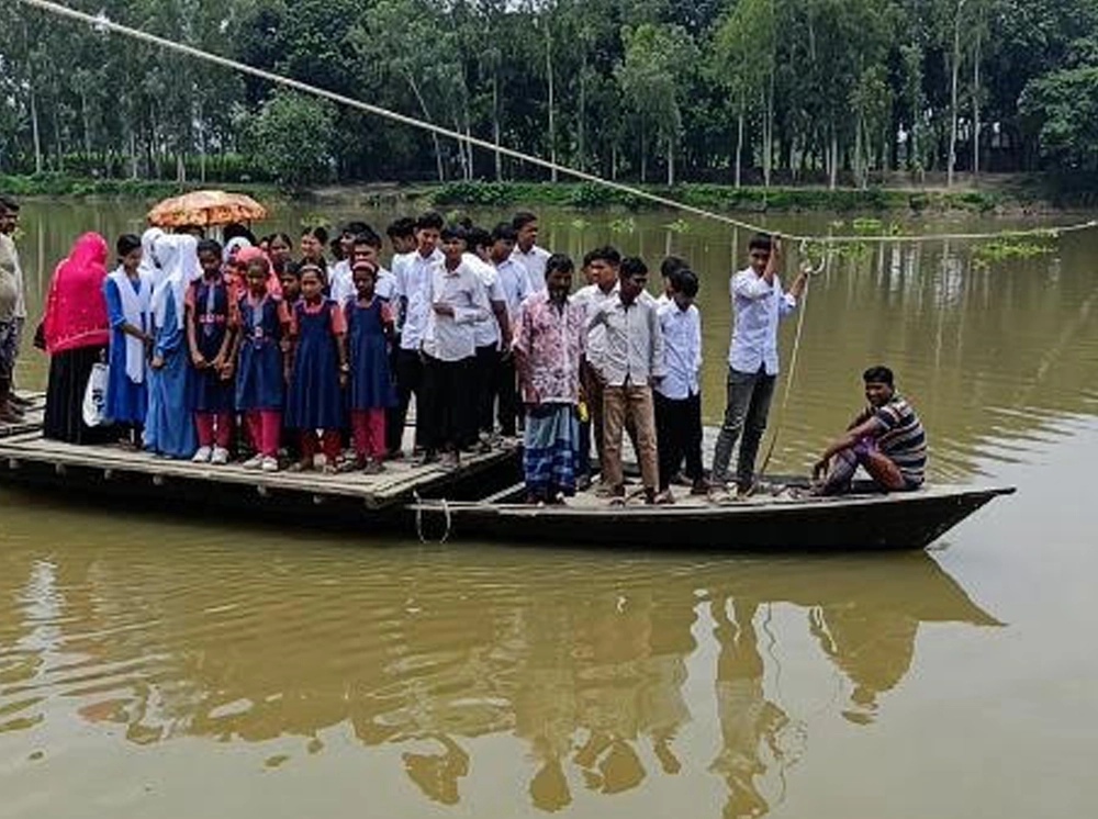 নদী পারাপারে ঝুঁকি, ফুলজোড়ে সেতু চান রায়গঞ্জবাসী