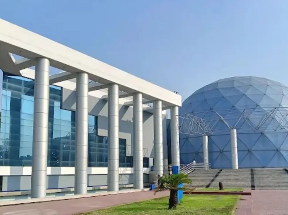 নভোথিয়েটারের সাবেক মহাপরিচালক ও স্ত্রীর দেশত্যাগে নিষেধাজ্ঞা