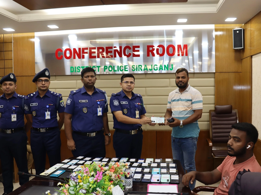 সিরাজগঞ্জে হারানো মোবাইল উদ্ধার করে মালিকদের কাছে হস্তান্তর করছে পুলিশ