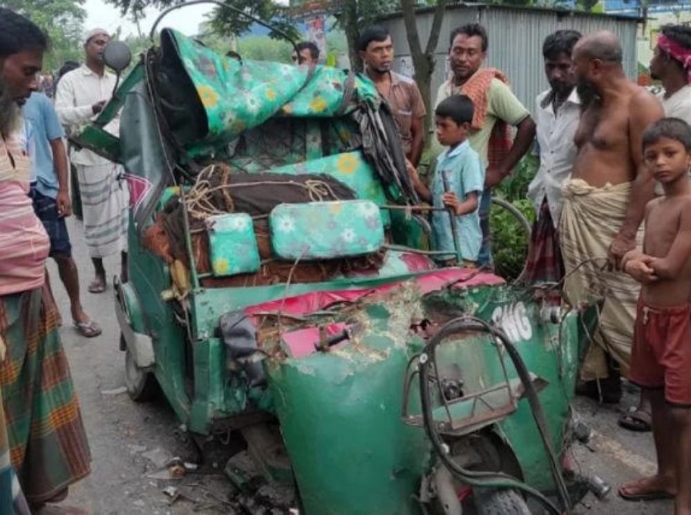 দাঁড়িয়ে থাকা ট্রাকের পেছনে সিএনজির ধাক্কা, নিহত ২