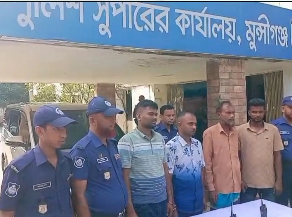 মুন্সীগঞ্জে ডিবি পরিচয়ে অটোরিকশা চুরি, গ্রেফতার ৪