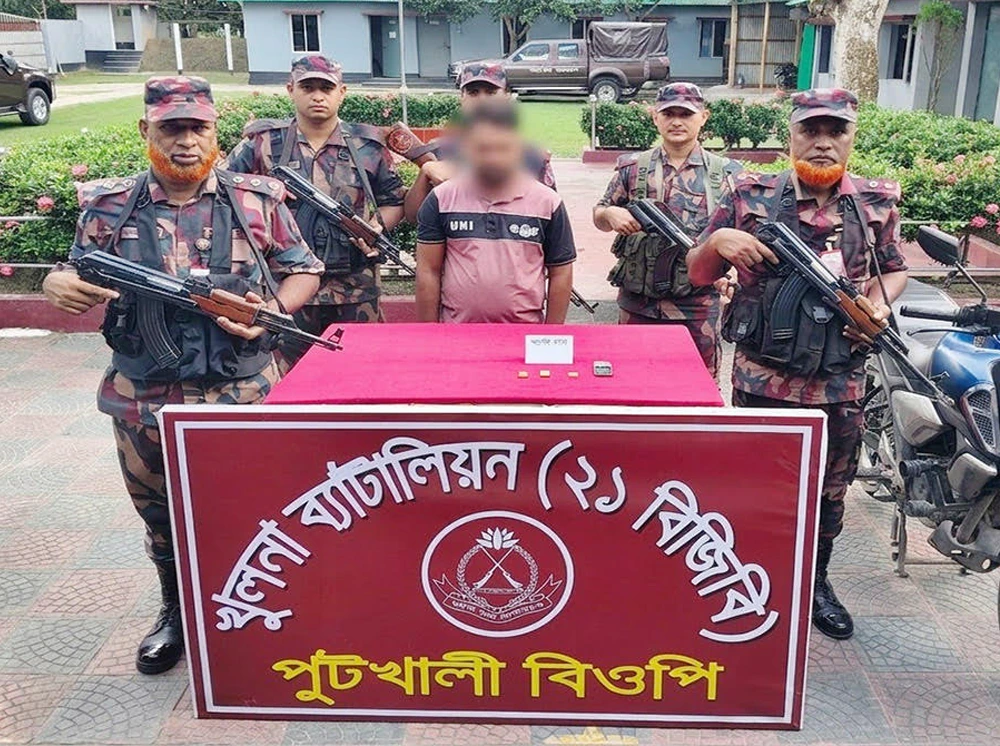বেনাপোলে ৯০ লাখ টাকার স্বর্ণসহ পাচারকারী আটক