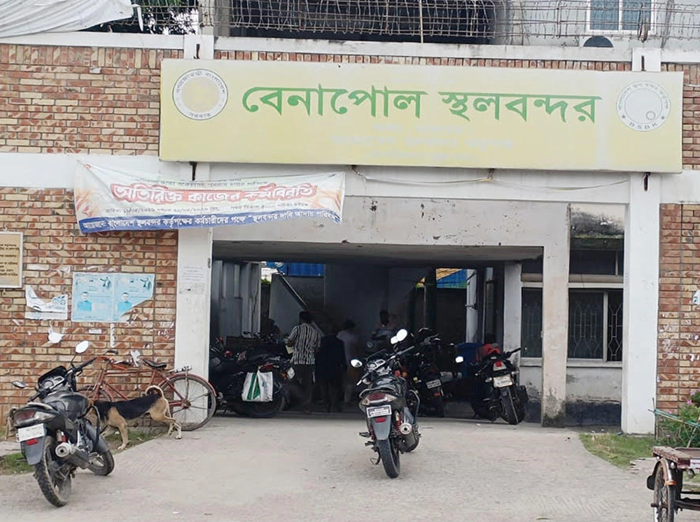 বেনাপোল বন্দরে ৭৯ পদ শূন্য, পণ্যের জটে বাড়ছে বাণিজ্য ব্যয়