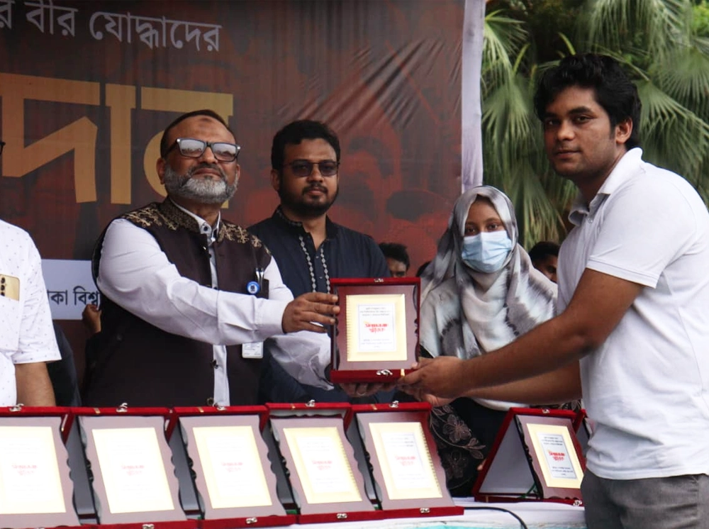 জুলাই গণঅভ্যুত্থানে আহত ঢাবির বীর যোদ্ধাদের সম্মাননা দিল ডাকসু