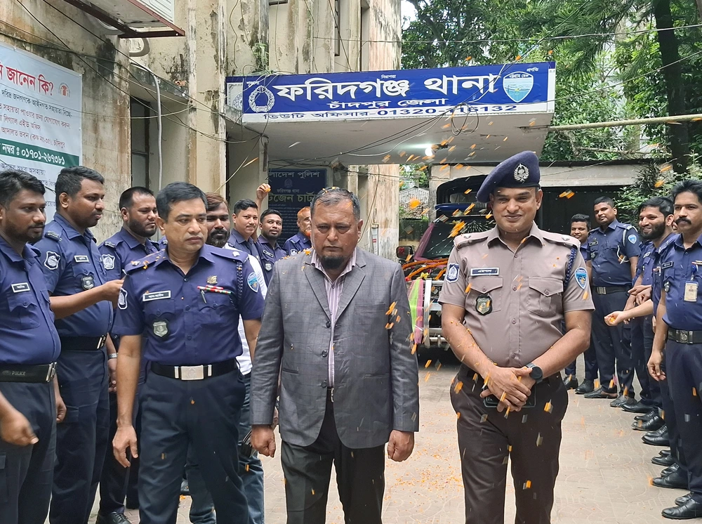 সুসজ্জিত গাড়িতে অবসরপ্রাপ্ত পুলিশ সদস্যের রাজকীয় বিদায়