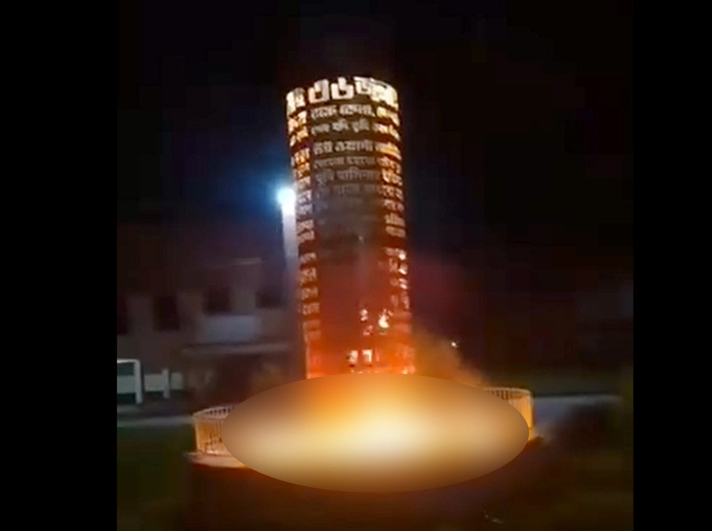 কুষ্টিয়ায় জুলাই স্মৃতিস্তম্ভে গভীর রাতে আগুন